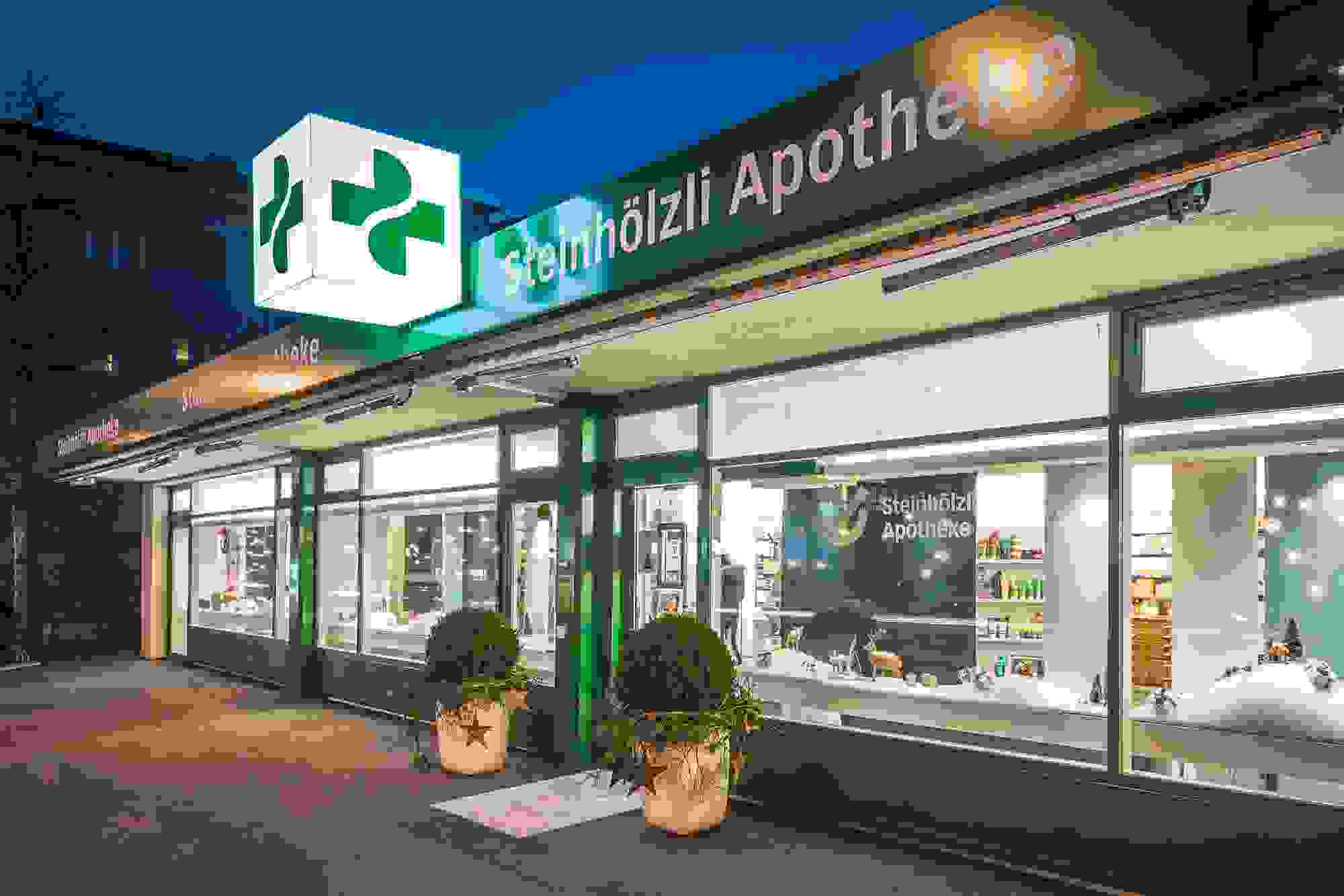 4_ueber-uns_apotheke-steinhoelzli-aussenfassade-weihnacht-1_web